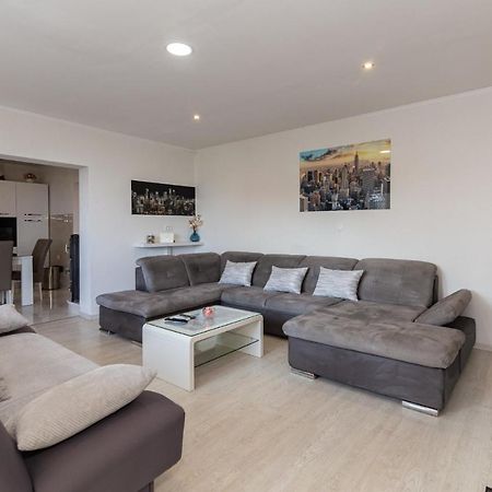 Navis Sea View Apartment With Pool Makarska Exteriör bild