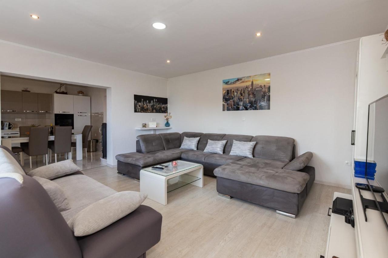 Navis Sea View Apartment With Pool Makarska Exteriör bild